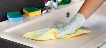 cleaning a kitchen sink