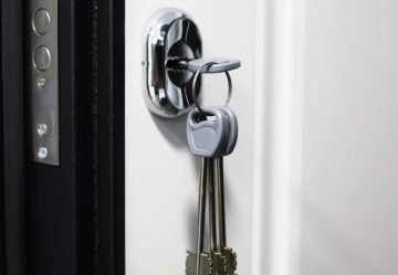 Opening jammed door lock